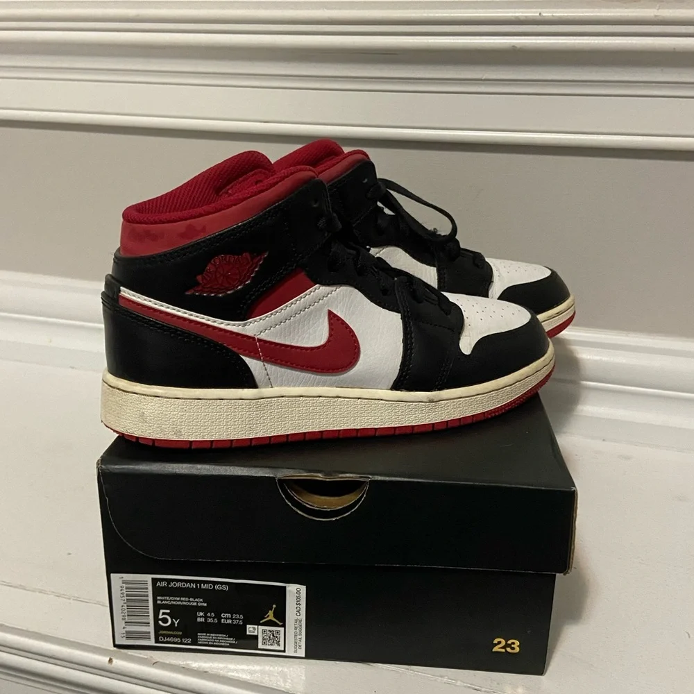 Nike Air Jordan 1 Mid GS Size 5Y - Picture 1 of 11